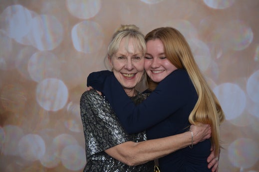Twee vrouwen genieten van de photobooth