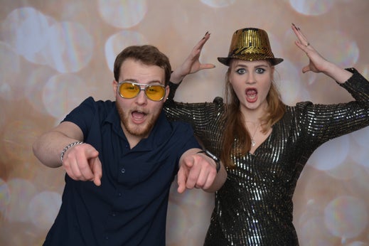 Leuk koppel met props in de photobooth