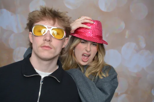 Vrienden met grappige accessoires